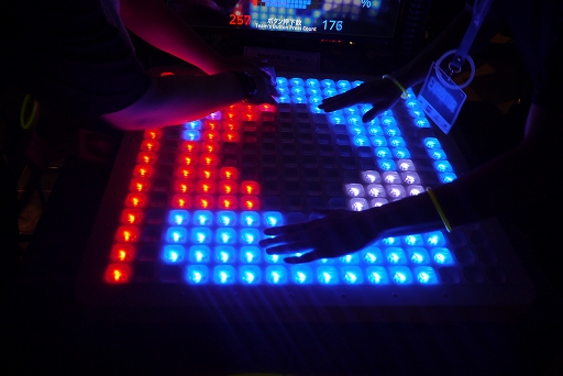 ꡼ No.004Υͥ / Ƴꡤ̵Υܥ򲡤ƿؼ򤹤롣BitSummitǸĤȤäͷ֥ˡʥǥ2ܤݡȡBitSummit