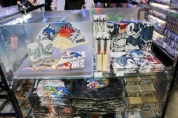 画像ギャラリー No.017のサムネイル画像 / 「SEGA STORE TOKYO」オープニングセレモニーをレポート。店舗限定アイテムも含め多彩なラインナップに注目だ