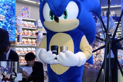 画像ギャラリー No.032のサムネイル画像 / 「SEGA STORE TOKYO」オープニングセレモニーをレポート。店舗限定アイテムも含め多彩なラインナップに注目だ