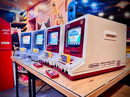 画像ギャラリー No.003のサムネイル画像 / 台湾のレトロゲーマーがTVとFC/SFCを合わせたオールインワン筐体を5年かけて制作。筐体デザインは実機のカラーリングを生かしつつレトロ風に