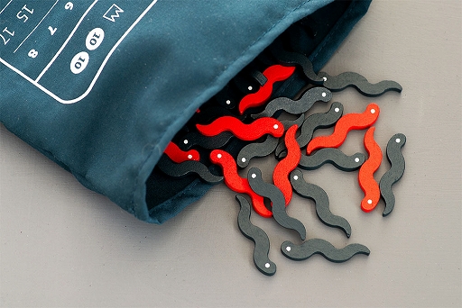 画像ギャラリー No.003のサムネイル画像 / ヘビも交じる袋の中から,より多くのウナギのつかみ取れ。運も左右する心理戦を楽しめるボードゲーム「ウナギかヘビか」,5月23日発売