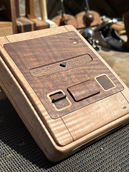 画像ギャラリー No.001のサムネイル画像 / 木目も美しい木製スーパーファミコン筐体の自作過程が公開される。実際にゲームも遊べる優れもの