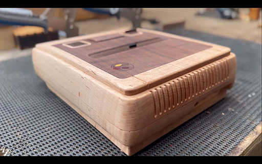 画像ギャラリー No.002のサムネイル画像 / 木目も美しい木製スーパーファミコン筐体の自作過程が公開される。実際にゲームも遊べる優れもの